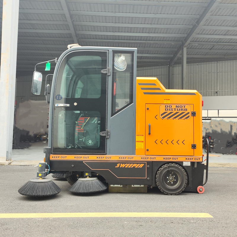 城市使用榮事達電動清掃車減輕環衛工人負擔.jpg